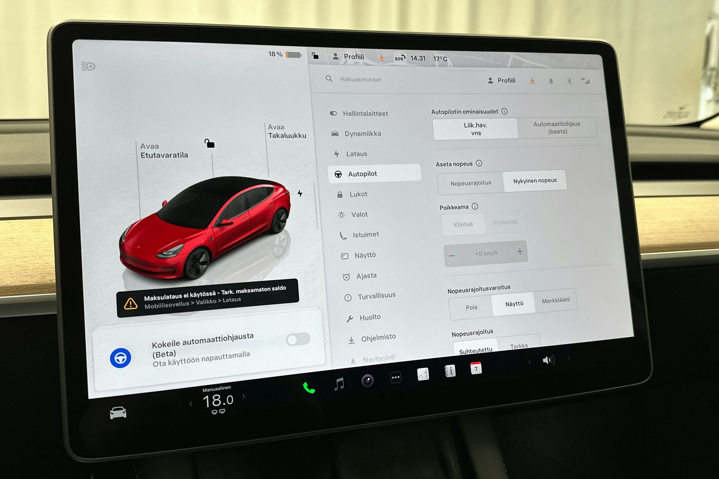 punainen Tesla Model 3 2023 kuva 18.