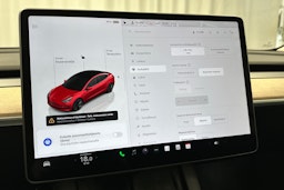 punainen Tesla Model 3 2023 kuva 18.