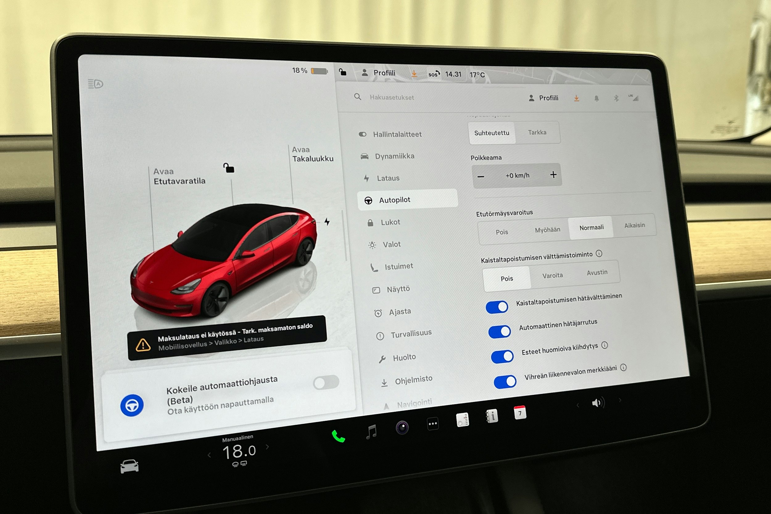 punainen Tesla Model 3 2023 kuva 19.