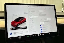 punainen Tesla Model 3 2023 kuva 19.