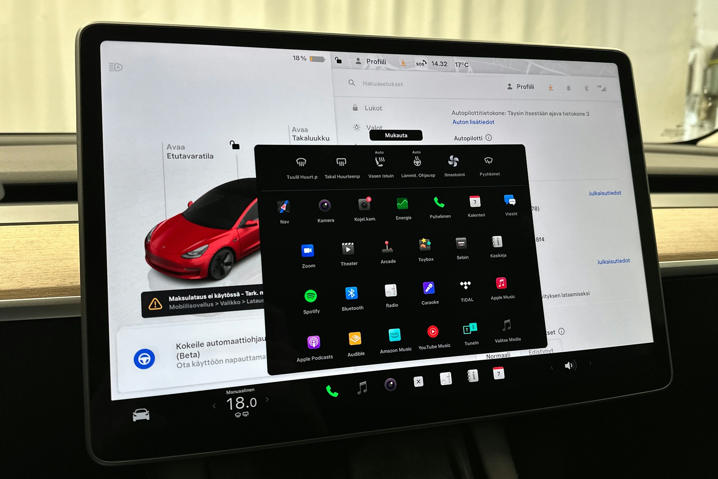punainen Tesla Model 3 2023 kuva 23.