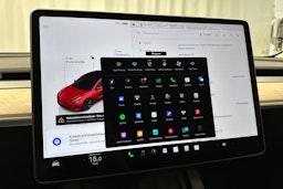 punainen Tesla Model 3 2023 kuva 23.