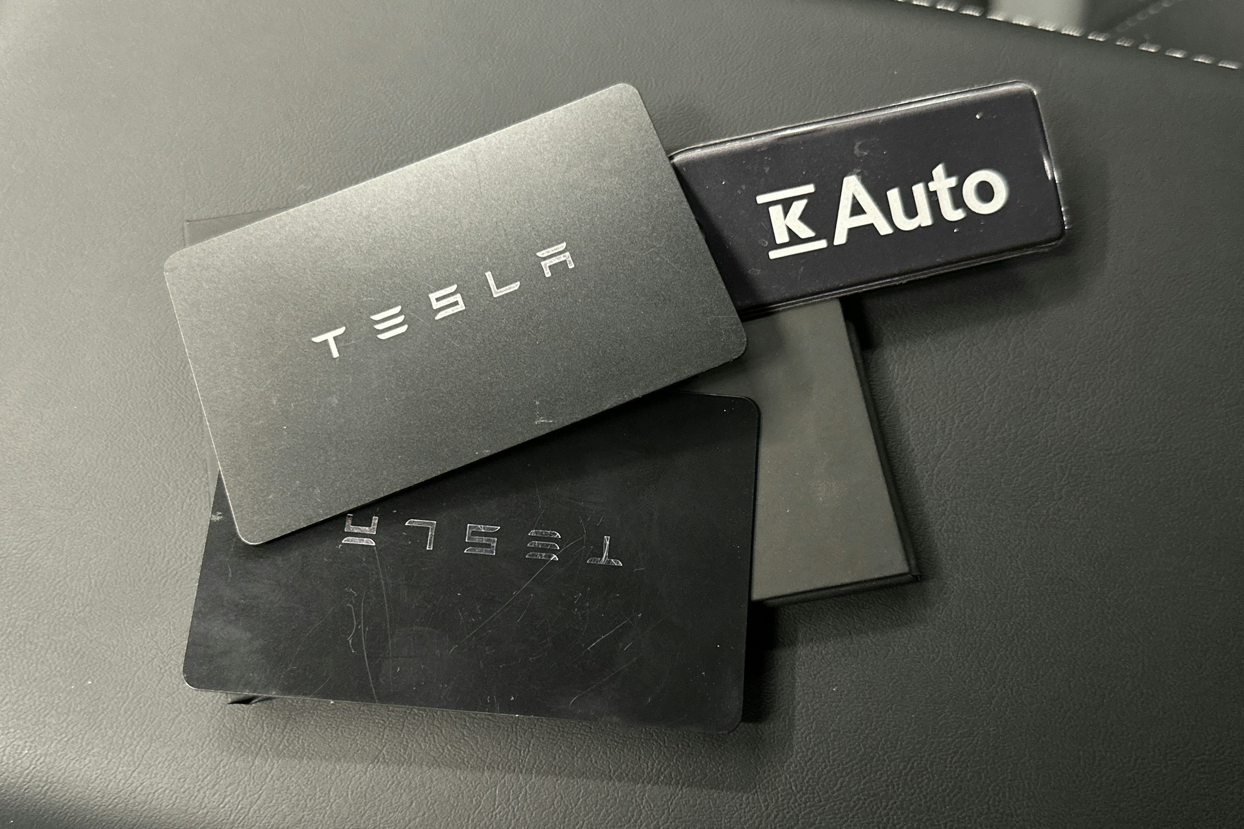 punainen Tesla Model 3 2023 kuva 24.