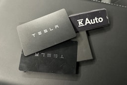 punainen Tesla Model 3 2023 kuva 24.