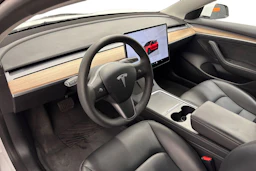 oranssi Tesla Model 3 2023 kuva 8.