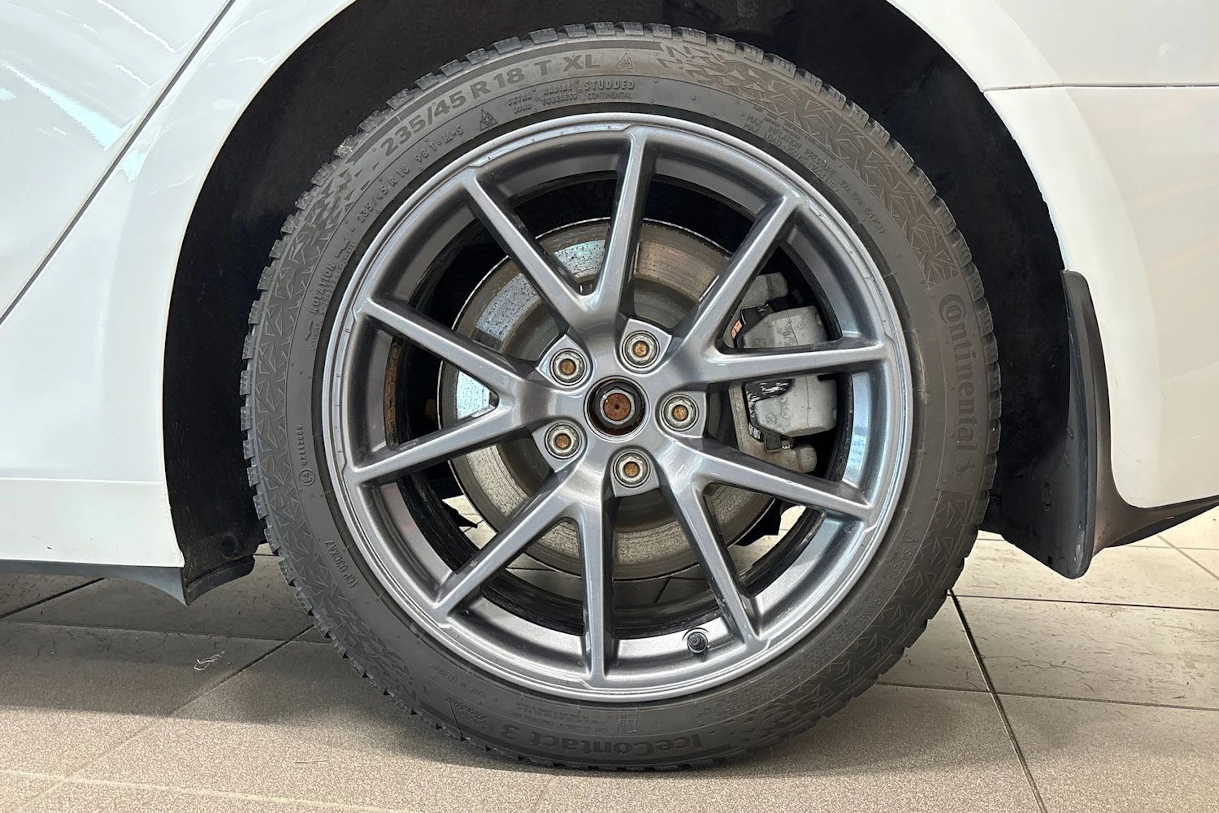oranssi Tesla Model 3 2023 kuva 13.