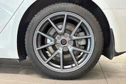 oranssi Tesla Model 3 2023 kuva 13.