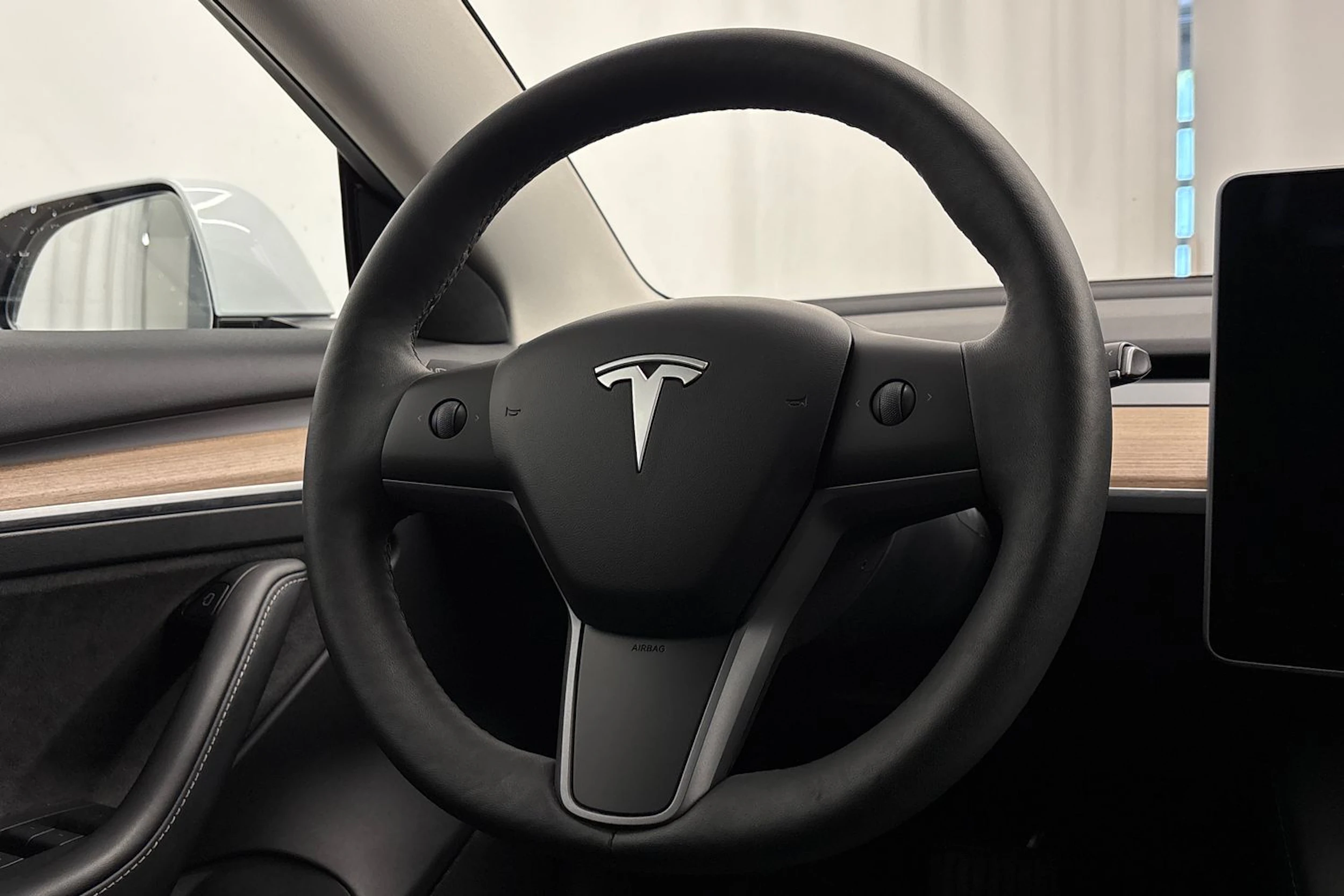 oranssi Tesla Model 3 2023 kuva 17.