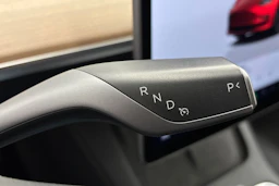 oranssi Tesla Model 3 2023 kuva 18.