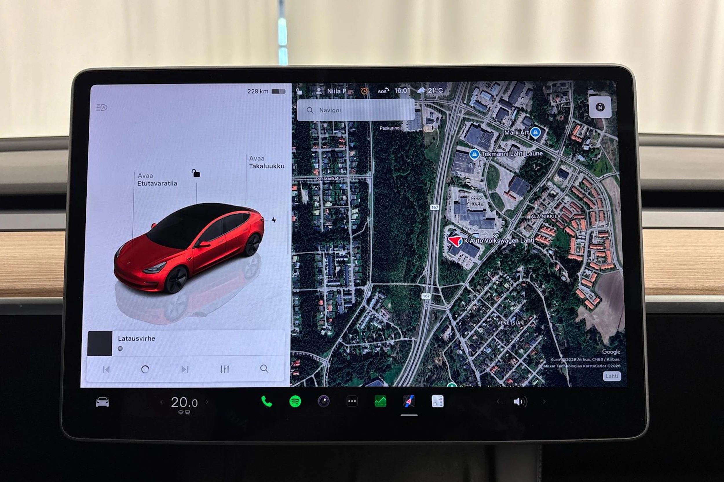 oranssi Tesla Model 3 2023 kuva 21.