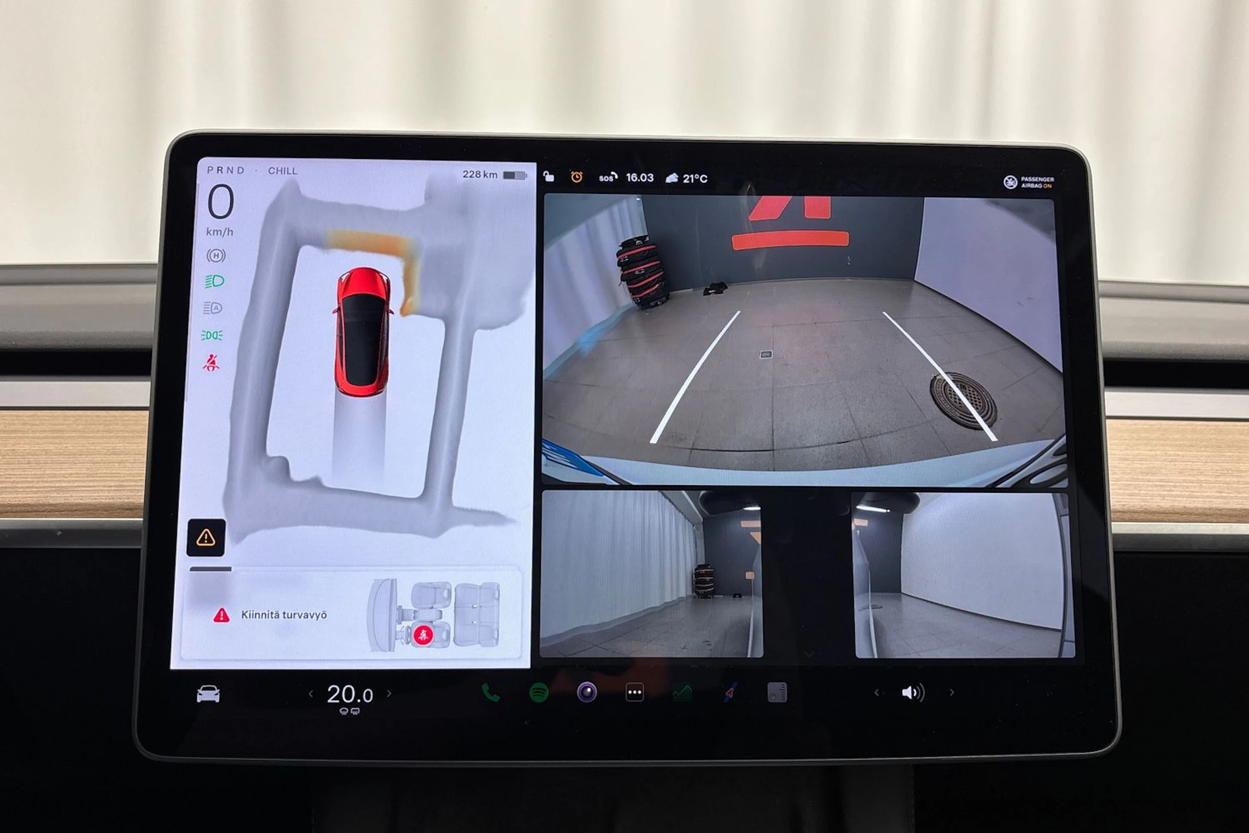 oranssi Tesla Model 3 2023 kuva 22.
