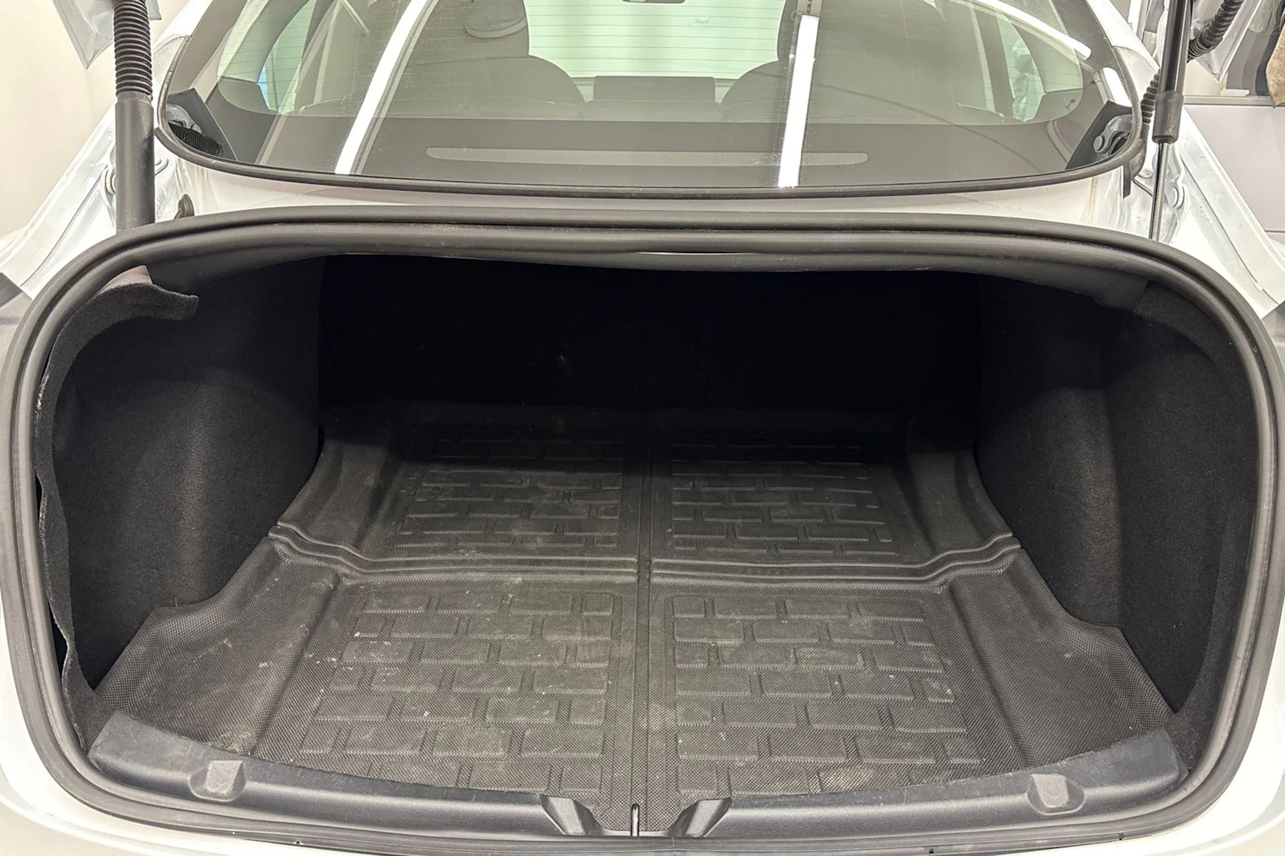 oranssi Tesla Model 3 2023 kuva 23.