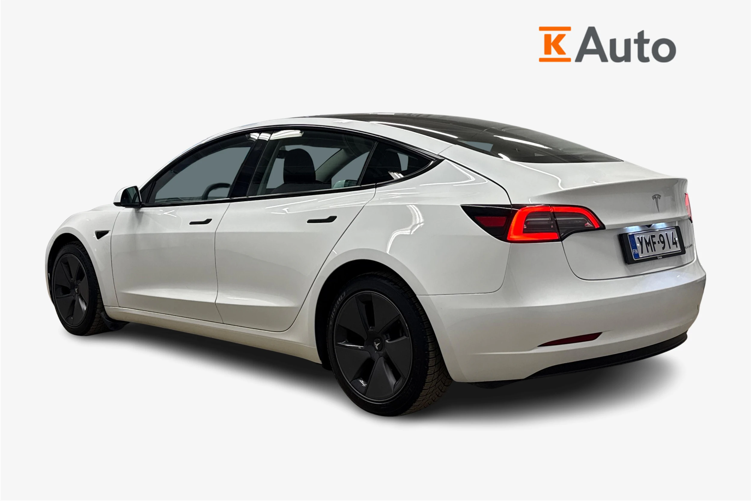 valkoinen Tesla Model 3 2023 kuva 2.