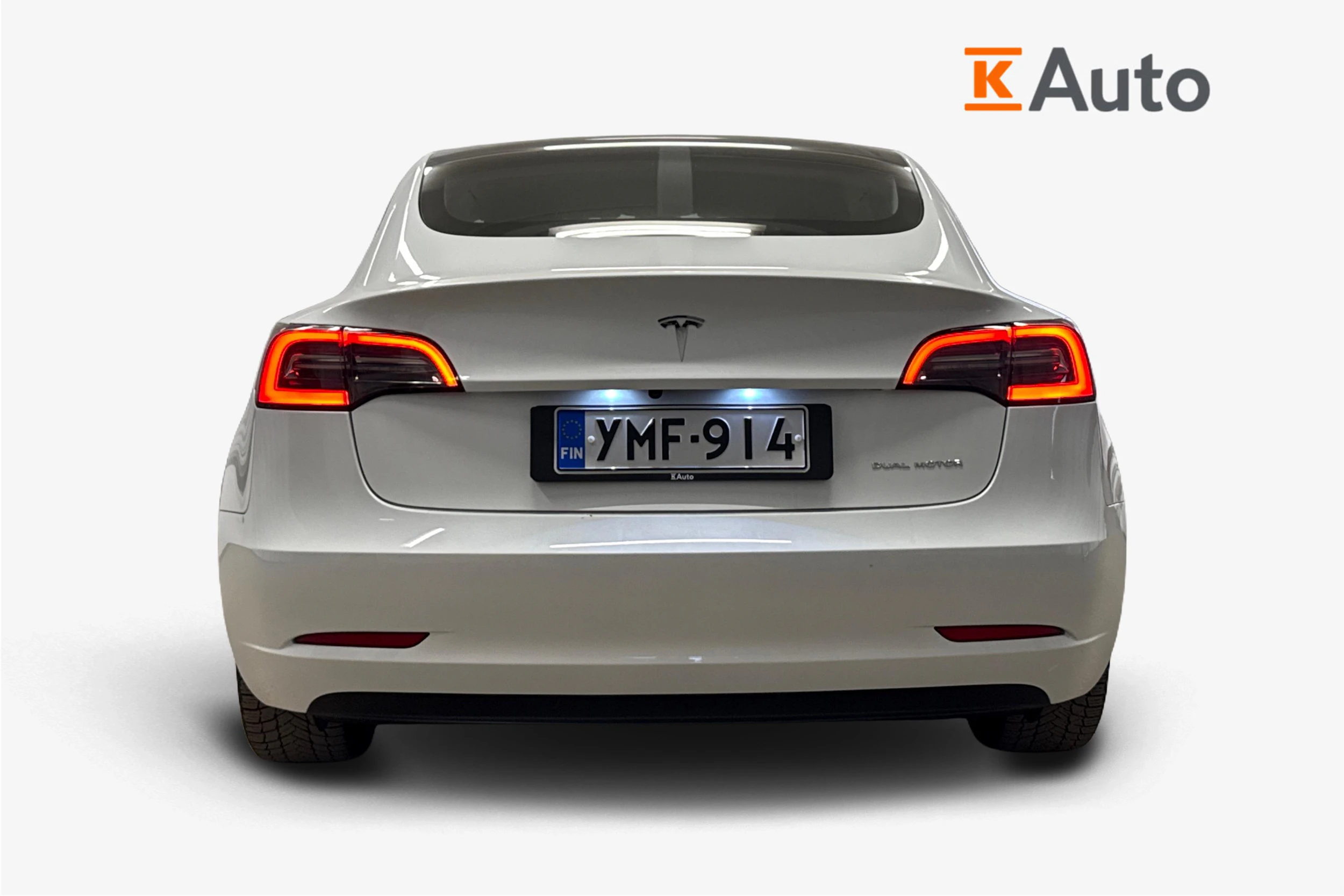 valkoinen Tesla Model 3 2023 kuva 3.