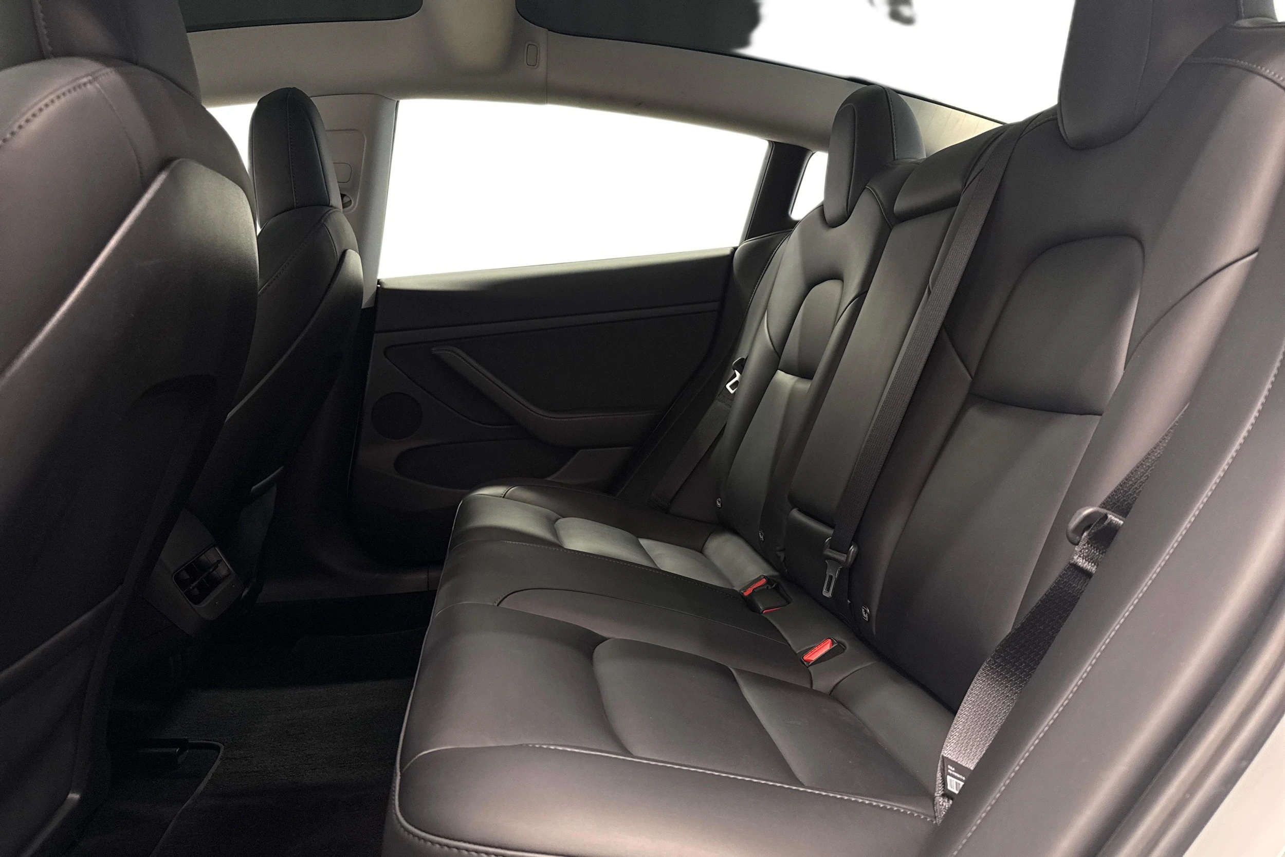 valkoinen Tesla Model 3 2023 kuva 8.