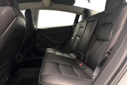 valkoinen Tesla Model 3 2023 kuva 8.