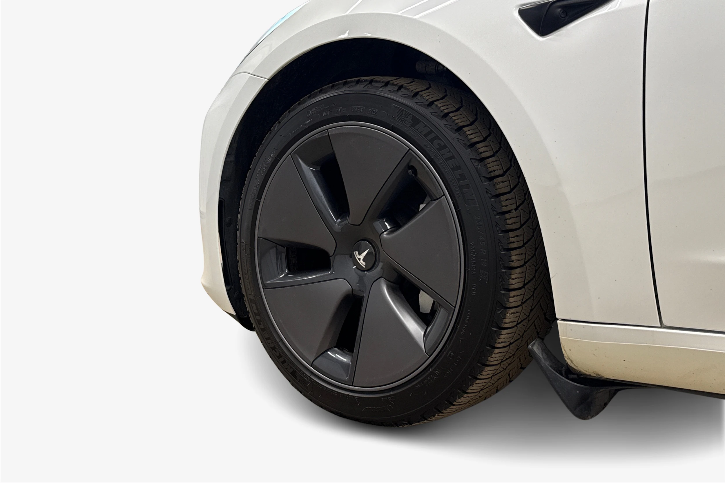 valkoinen Tesla Model 3 2023 kuva 9.