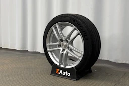 valkoinen Tesla Model 3 2023 kuva 10.