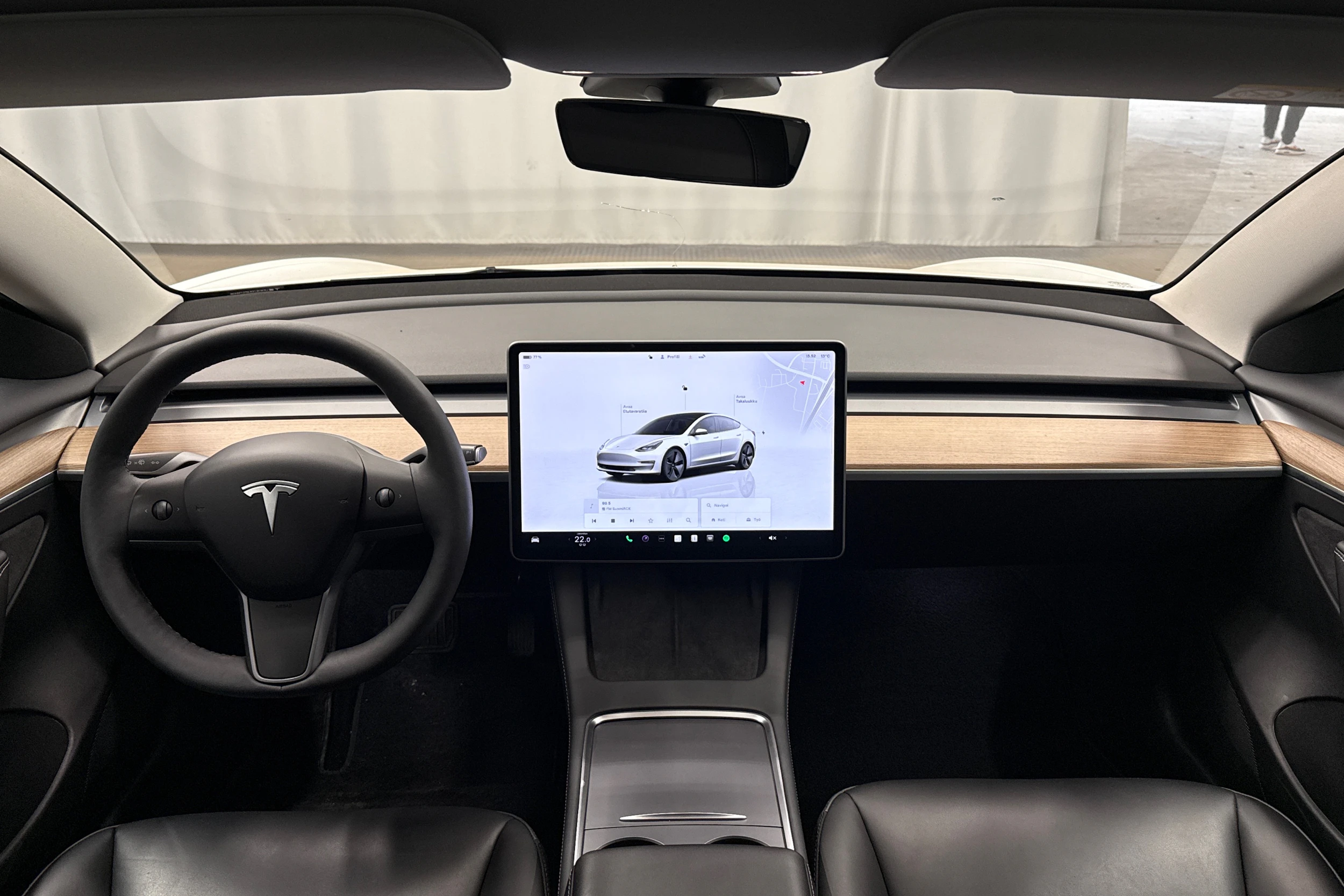 valkoinen Tesla Model 3 2023 kuva 11.