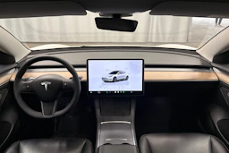 valkoinen Tesla Model 3 2023 kuva 11.