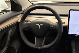 valkoinen Tesla Model 3 2023 kuva 12.