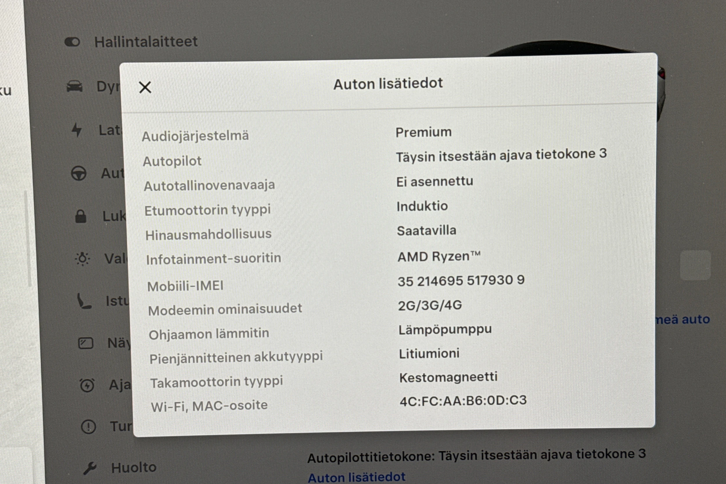 valkoinen Tesla Model 3 2023 kuva 13.