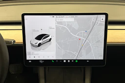 valkoinen Tesla Model 3 2023 kuva 14.