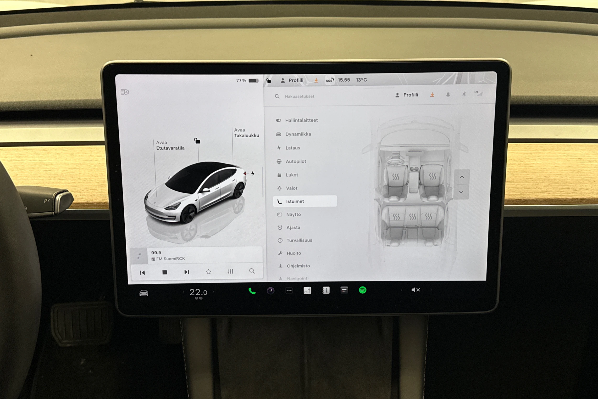 valkoinen Tesla Model 3 2023 kuva 16.