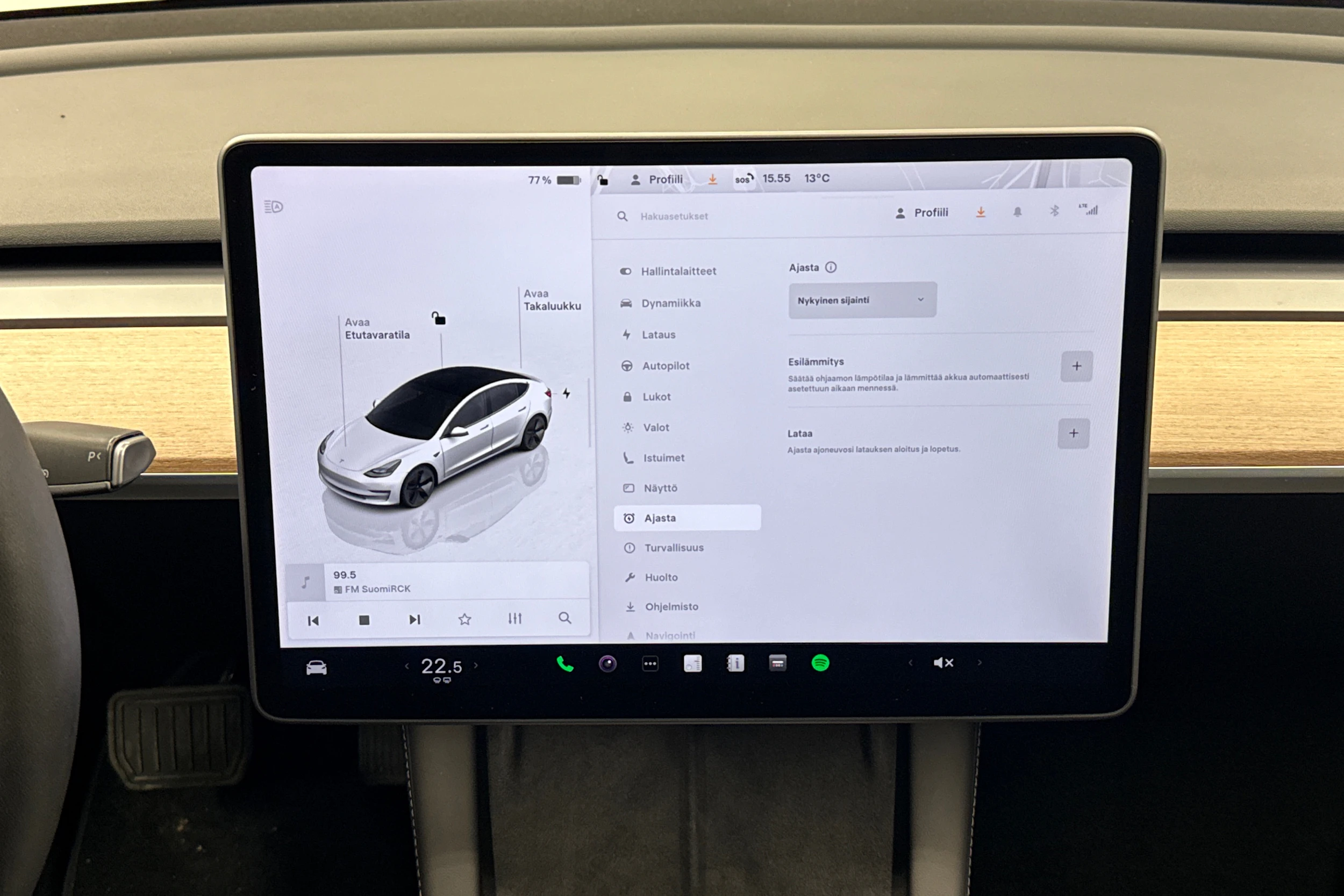 valkoinen Tesla Model 3 2023 kuva 17.