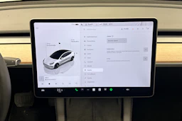 valkoinen Tesla Model 3 2023 kuva 17.