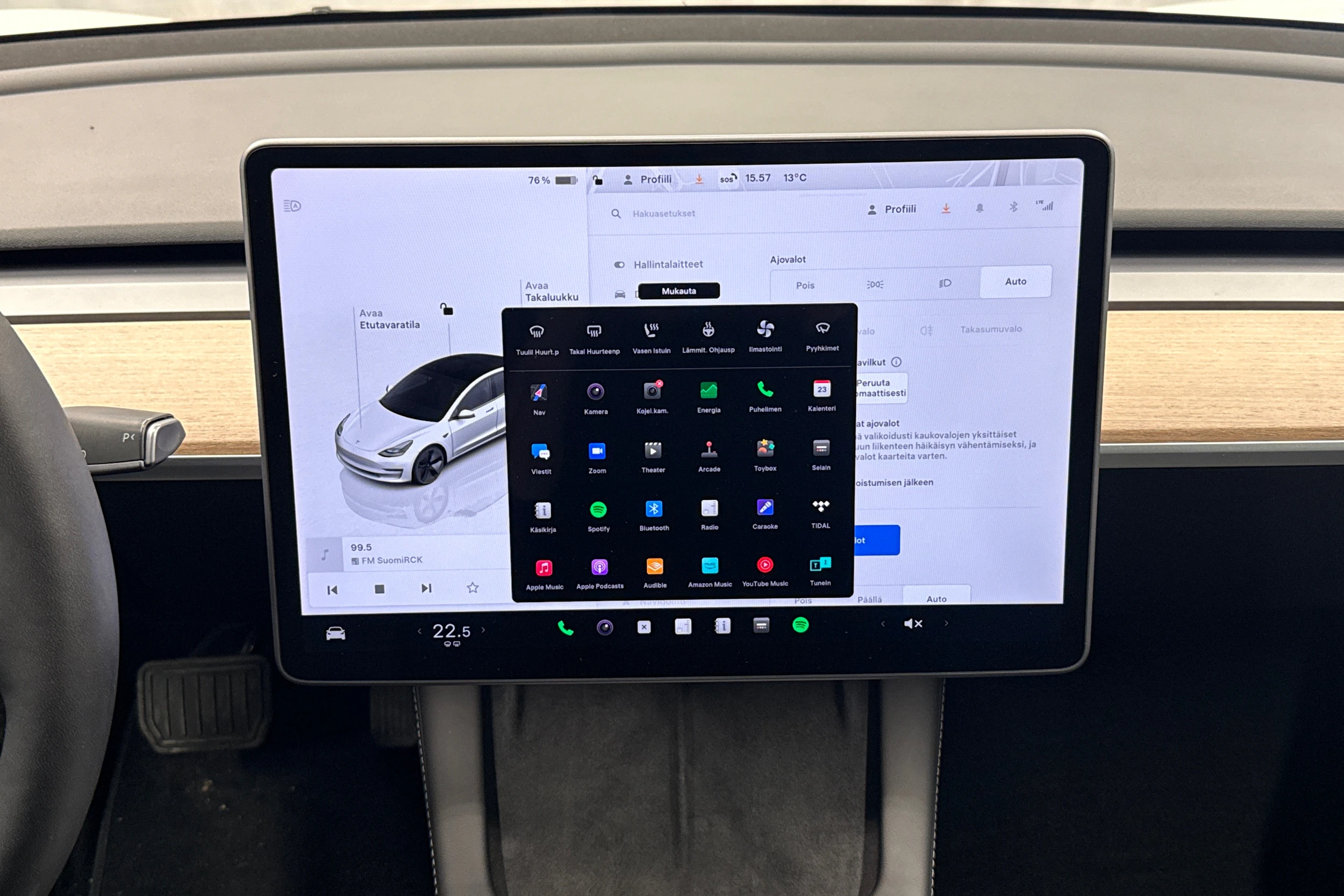 valkoinen Tesla Model 3 2023 kuva 20.