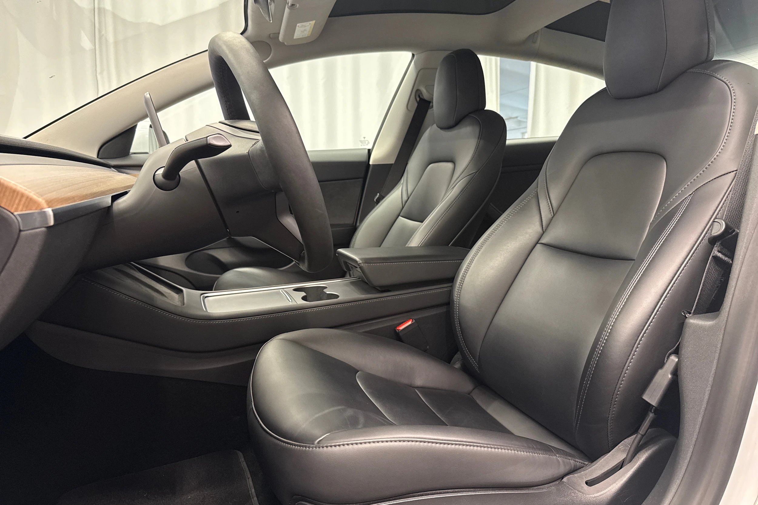 valkoinen Tesla Model 3 2023 kuva 21.