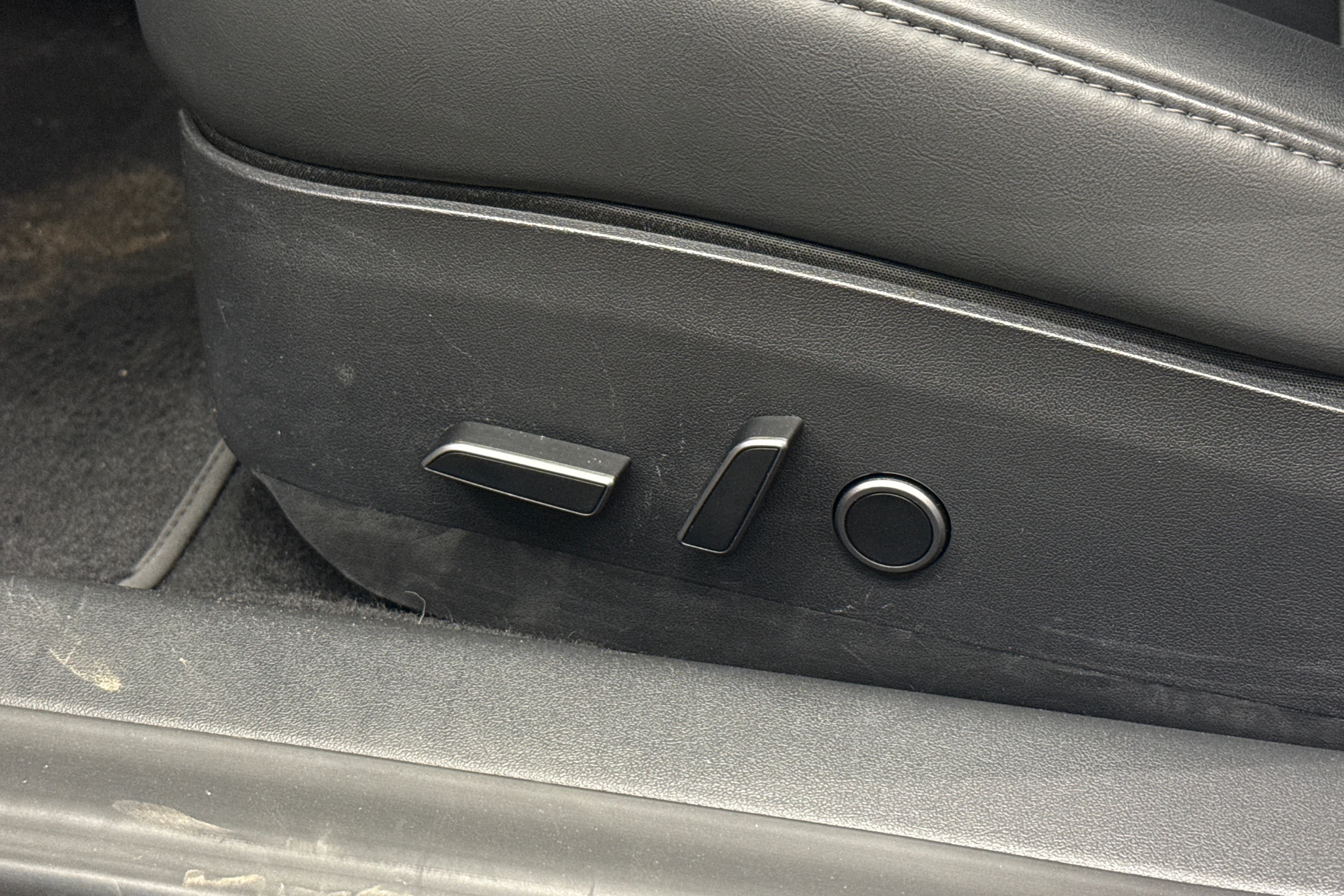 valkoinen Tesla Model 3 2023 kuva 22.