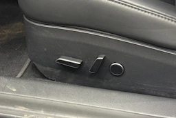 valkoinen Tesla Model 3 2023 kuva 22.