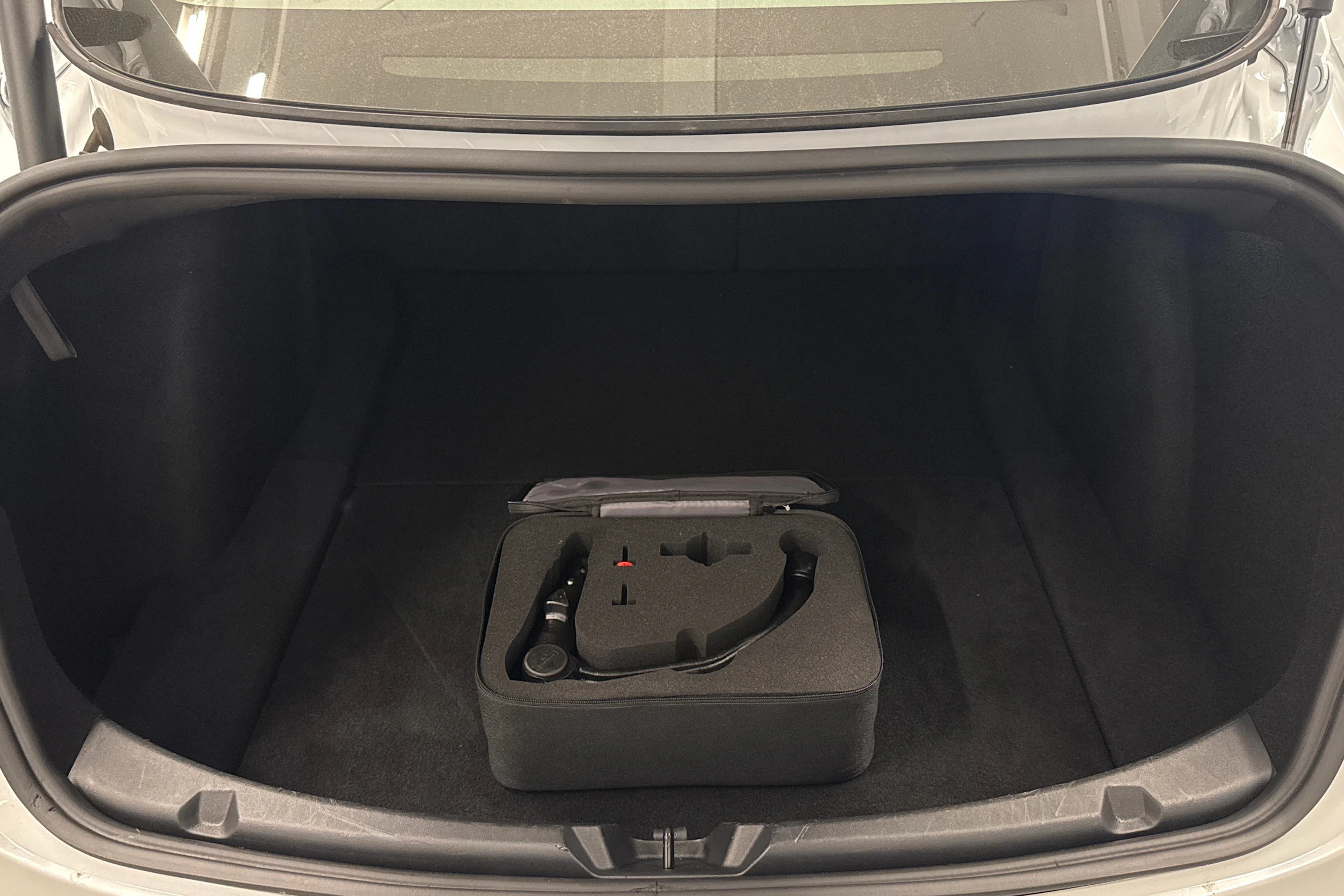 valkoinen Tesla Model 3 2023 kuva 23.