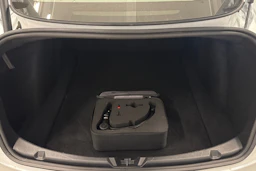 valkoinen Tesla Model 3 2023 kuva 23.