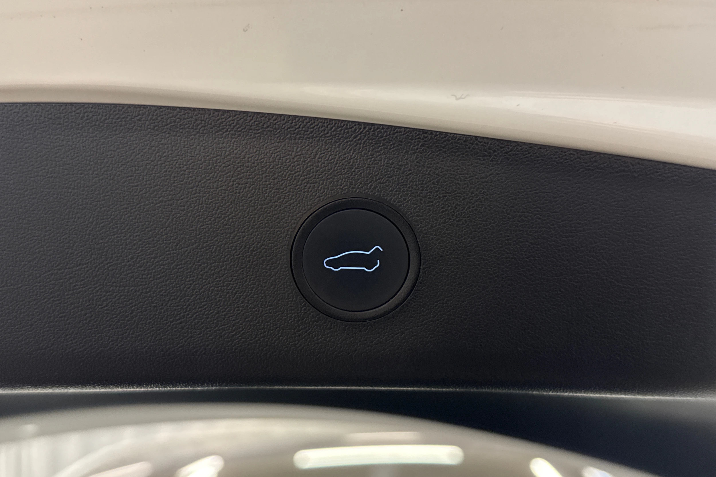 valkoinen Tesla Model 3 2023 kuva 24.