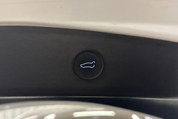 valkoinen Tesla Model 3 2023 kuva 24.