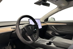 valkoinen Tesla Model 3 2023 kuva 7.