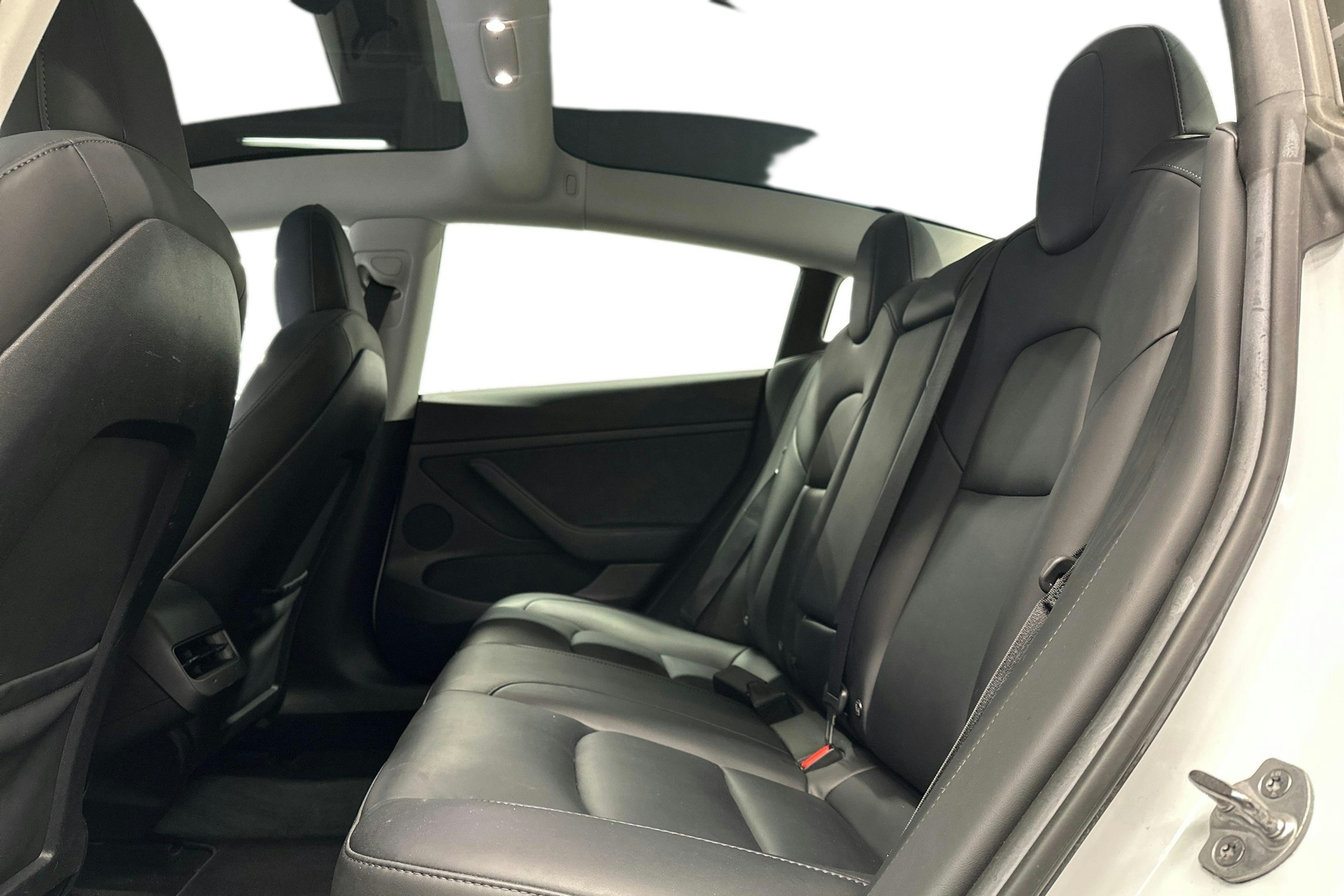 valkoinen Tesla Model 3 2023 kuva 10.