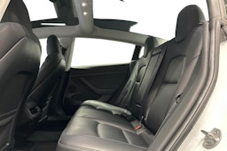 valkoinen Tesla Model 3 2023 kuva 10.