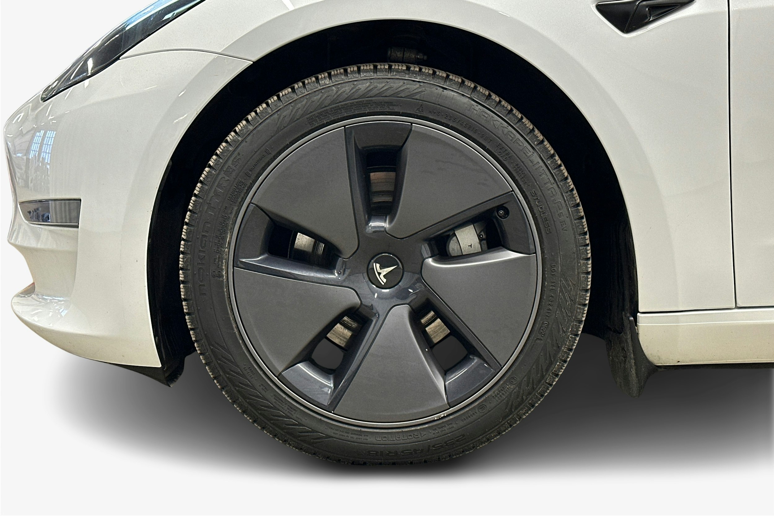 valkoinen Tesla Model 3 2023 kuva 11.