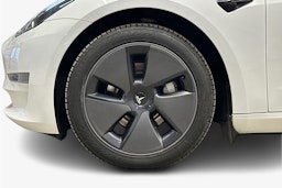 valkoinen Tesla Model 3 2023 kuva 11.
