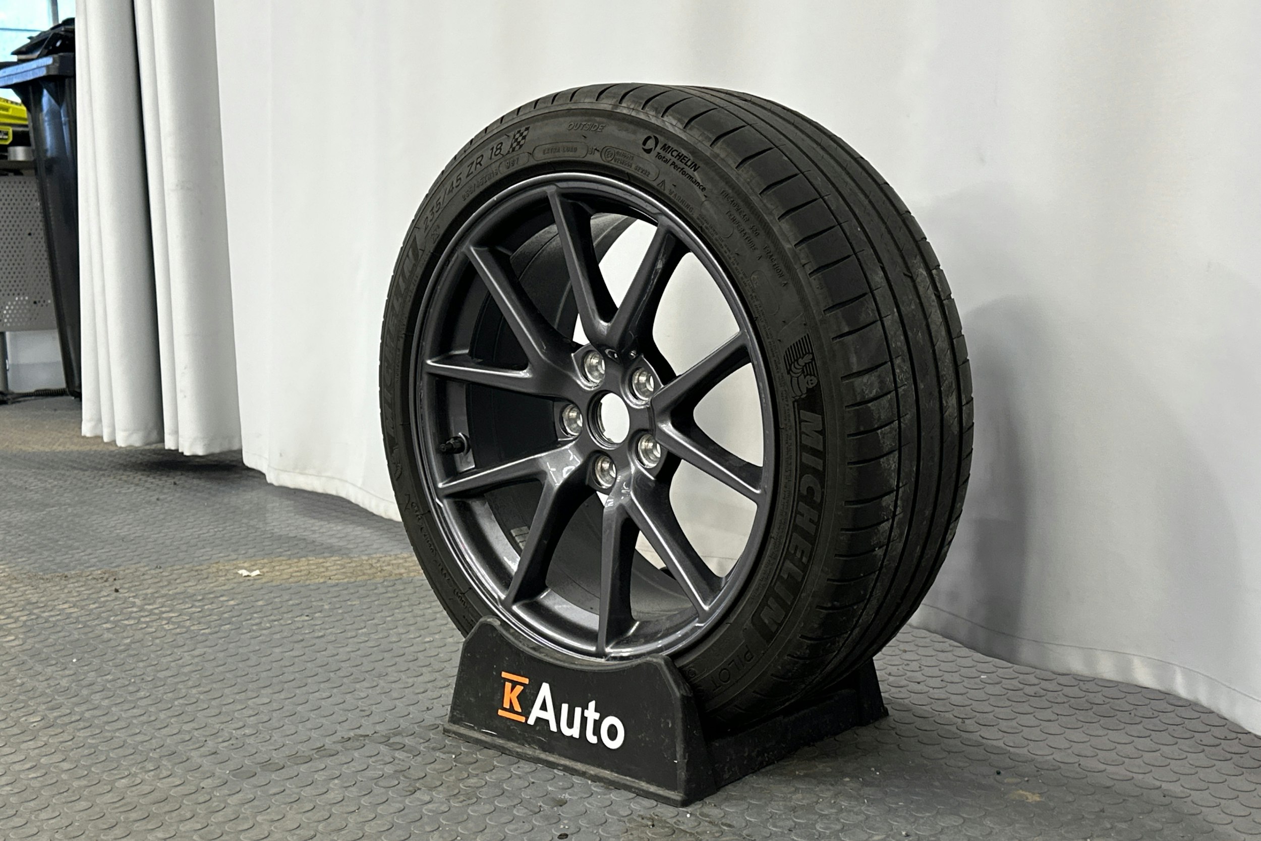 valkoinen Tesla Model 3 2023 kuva 13.