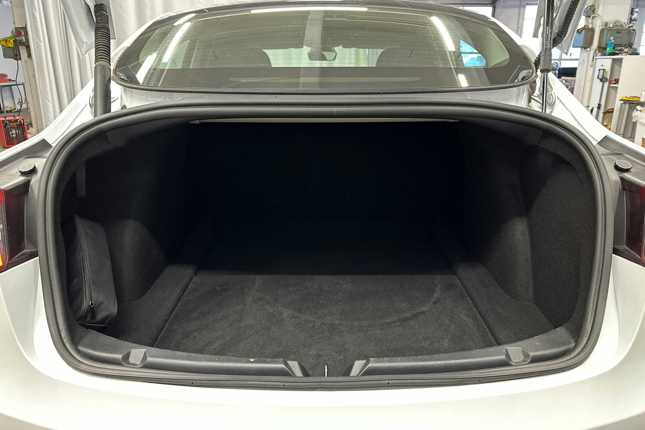 valkoinen Tesla Model 3 2023 kuva 14.