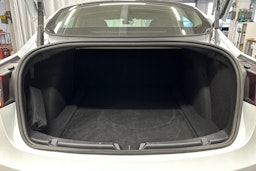 valkoinen Tesla Model 3 2023 kuva 14.