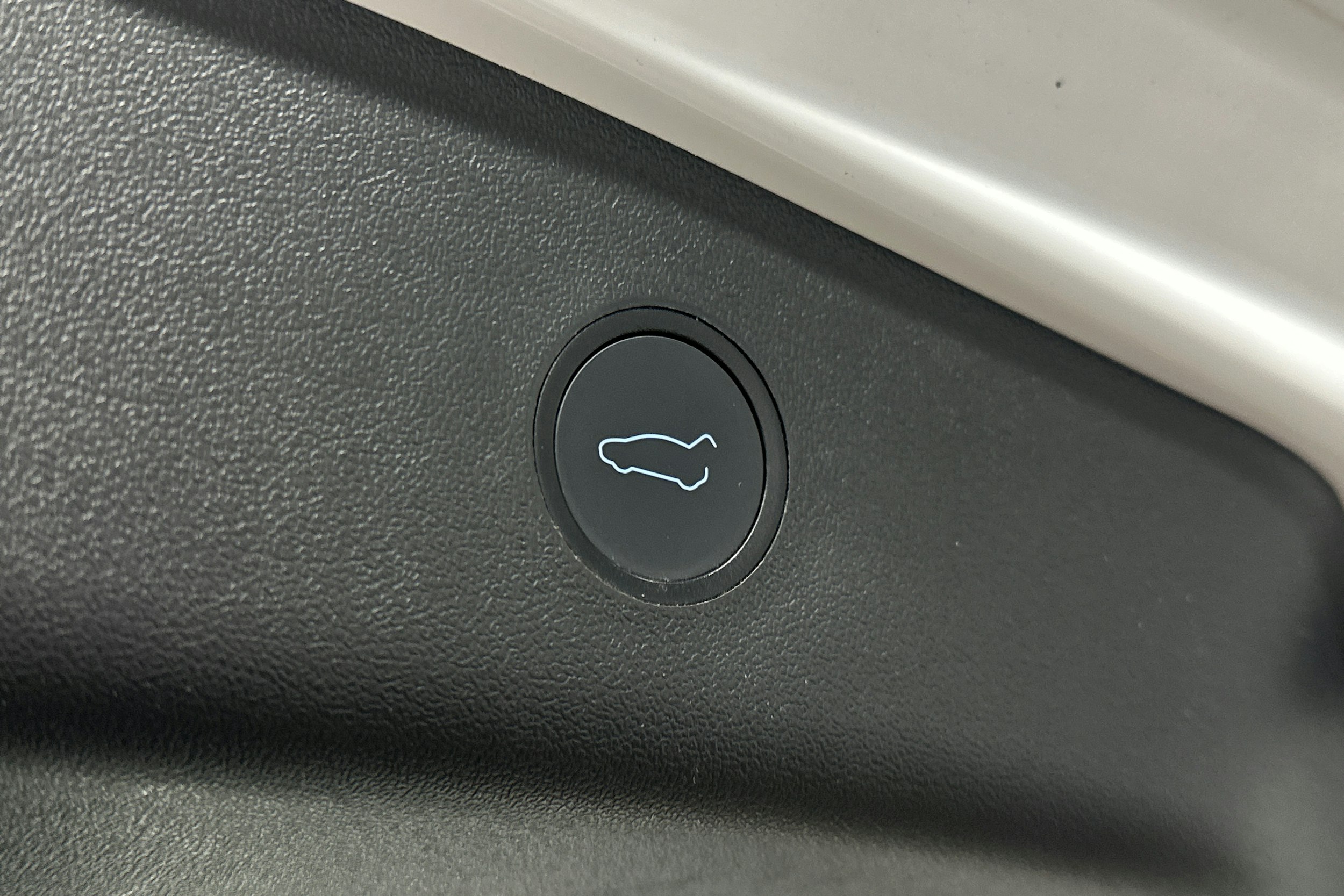 valkoinen Tesla Model 3 2023 kuva 15.