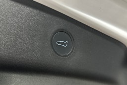 valkoinen Tesla Model 3 2023 kuva 15.