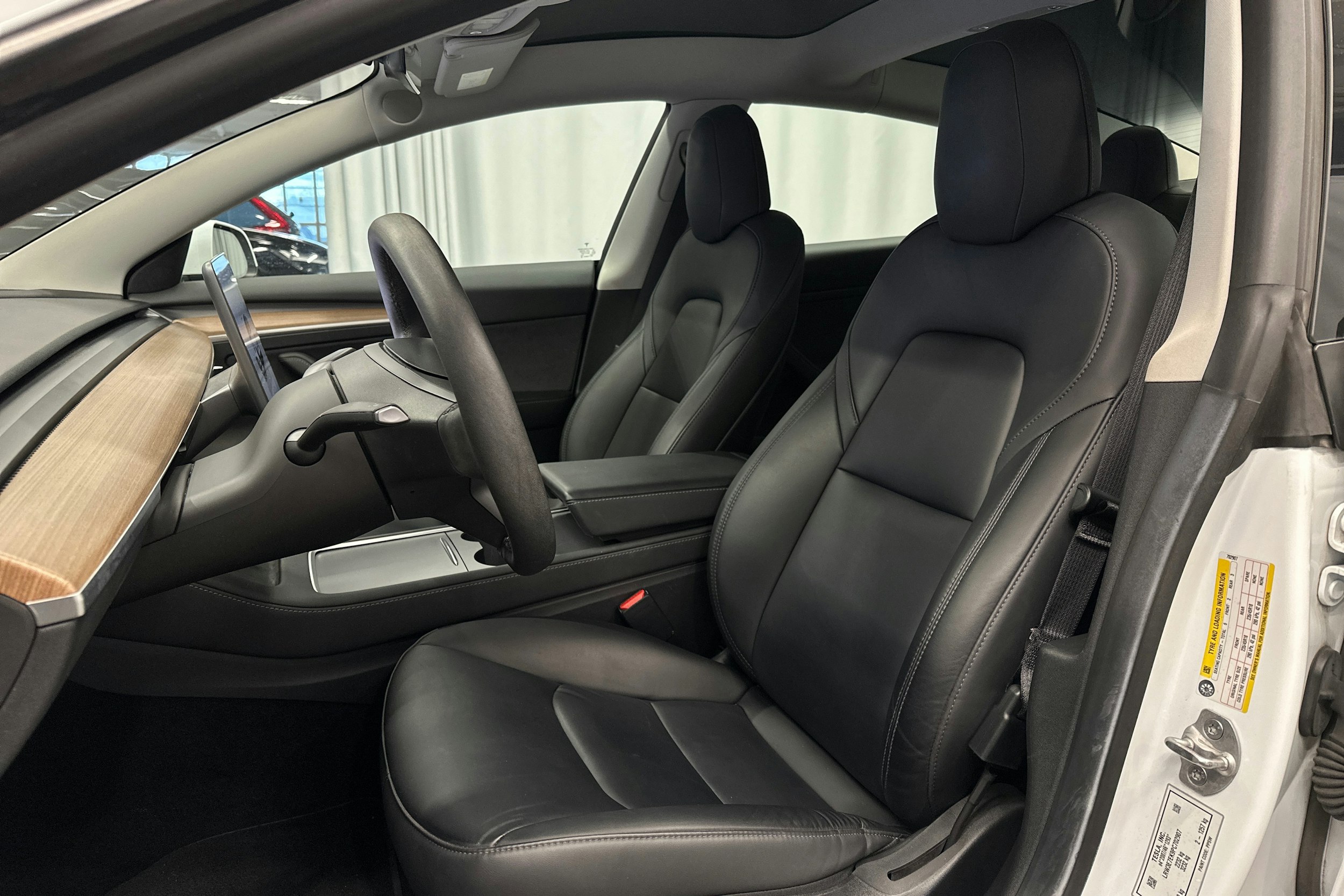 valkoinen Tesla Model 3 2023 kuva 16.