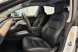 valkoinen Tesla Model 3 2023 kuva 16.